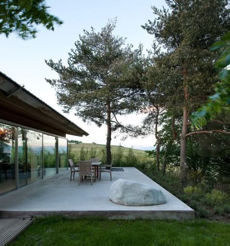 love the stone on the patio Giant Boulder, Backyard Balcony, Geneva Switzerland, Green Architecture, House Extension, House Extensions, Private Garden, Outdoor Rooms, Outdoor Design