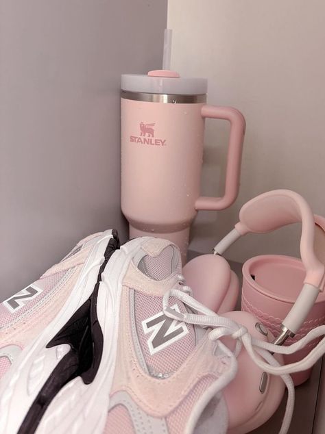 Pink Sports Aesthetic, Gym Pink Aesthetic, Pink Gym Aesthetic, Campus Drivers, Fitness Vision Board, Pink Gym, Pink Lifestyle, Pink Pilates, Pink Workout