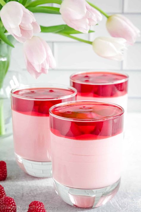 Pink Jello Dessert Cups, Jello In Cups Parties, Mini Jello Desserts Cups, Strawberry Mousse Cups, Pink Jello Cups, Creative Jello Ideas, Diy Jello Cups, Jello Cup Desserts, Easy Desserts Cups