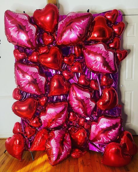 Valentines Wedding Centerpieces, Boutique Galentines Event, Valentines Day Decorations Balloons, Galentines Party Backdrop, Valentine Balloon Decor, Valentine’s Day Backdrop, 90s Valentines Aesthetic, Valentine Shoot Ideas Photoshoot, Valentines Day Decorations Party