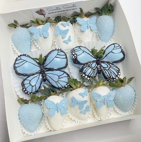 Light Blue Chocolate Strawberries, Strawberry Ideas Decoration, Blue And White Chocolate Strawberries, Treat Maker Ideas, Butterfly Chocolate Covered Strawberries, Dipped Strawberry Ideas, Treat Boxes Ideas Sweets, Chocolate Covered Strawberries Designs, Stitch Strawberries