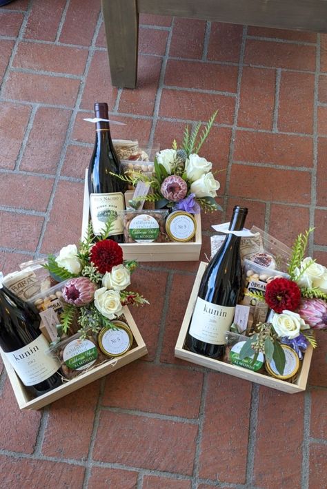 Gifts With Flowers, Wine Gift Box Ideas, Wine Gifts Diy, San Ysidro Ranch, Homemade Gift Baskets, Wedding Welcome Gifts, Candy Bouquet Diy, Best Gift Baskets, Valentine Baskets