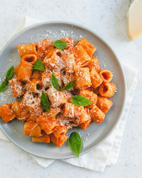 Vodka Sauce Pasta Recipe, Spicy Chicken Rigatoni, Cottage Cheese Pasta, Grandmother Style, Vodka Sauce Recipe, Vodka Sauce Pasta, Creamy Pasta Sauce, Cheese Sauce For Pasta, Vodka Pasta