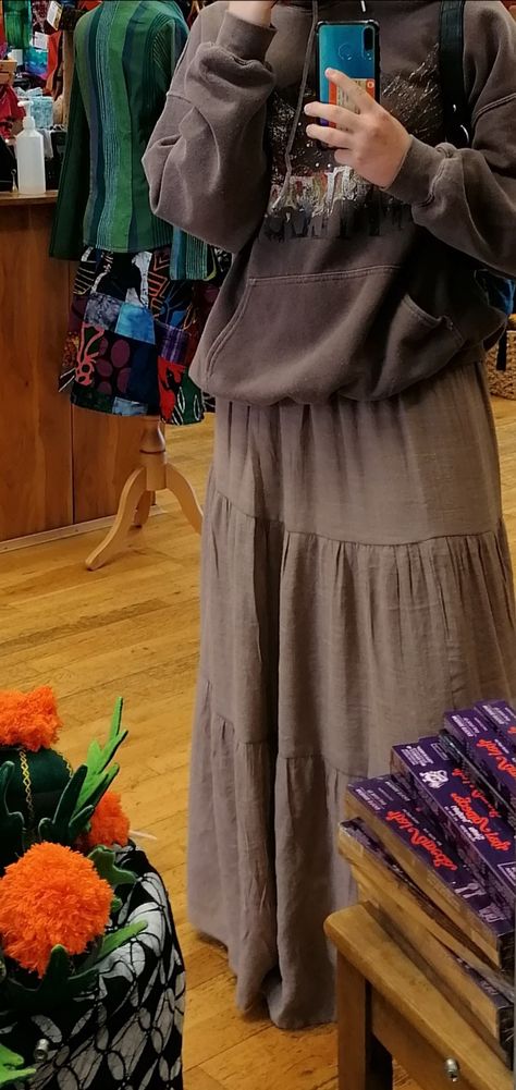 Brown And Grey Outfit Aesthetic, Long Brown Skirts Outfits, Long Brown Maxi Skirt Outfit, Long Brown Skirt Outfit Winter, Light Brown Long Skirt Outfit, Maxi Skirt Brown, Brown Maxi Skirt Outfit Aesthetic, Hoodie With Maxi Skirt, Maxi Skirt Hoodie Outfit