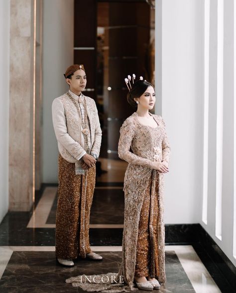 Indonesian Wedding Dress, Pose Foto Pernikahan, Jawa Wedding, Wedding Kebaya, Pose Pengantin, Muslim Wedding Photos, Moodboard Wedding, Model Dress Kebaya, Pose Wedding