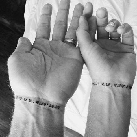 Cute Couple Tattoo, Couples Hand Tattoos, Herren Hand Tattoos, Couple Tattoos Love, Couple Tattoos Unique Meaningful, Coordinates Tattoo, Small Couple Tattoos, Cute Couple Tattoos, Couple Tattoos Unique