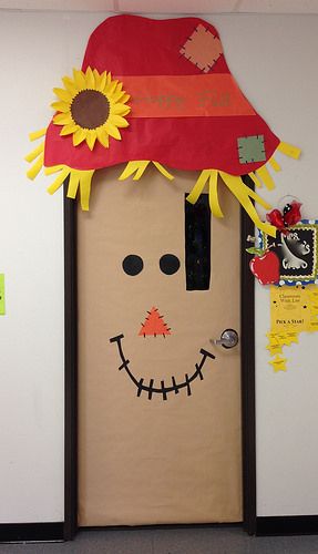 photo Fall Classroom Door, Halloween Classroom Door, Preschool Door, Fall Door Decor, Fall Classroom Decorations, Thanksgiving Classroom, Fall Classroom, School Door Decorations, Halloween Classroom