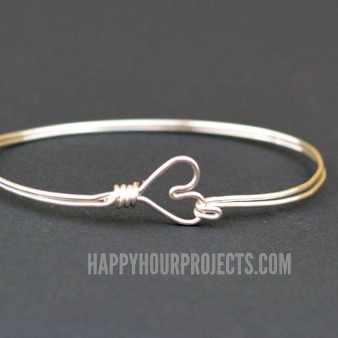 DIY Heart Clasp Wire Wrapped Bangle Bracelet - Happy Hour Projects Wire Projects, Heart Bangle Bracelet, Bracelets Easy, Wire Wrapping Diy, Diy Armband, Wire Wrapped Jewelry Tutorials, Trendy Diy, Wire Wrapped Bangles, Wire Bangles