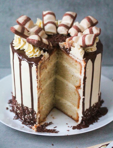 Bueno Cake, Easy Bake Cake, Sims Home, Bueno White, White Chocolate Mud Cake, Vanilla Birthday Cake, Nutella Cake, White Cake Recipe, Hazelnut Cake