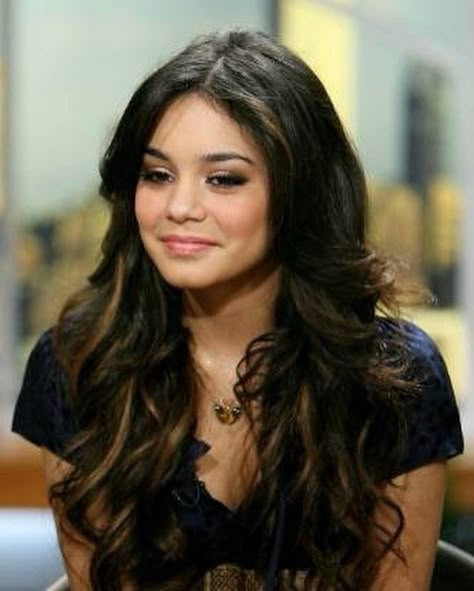 Vanessa Hudgens Vanessa High School Musical, Vanessa Hudgens Makeup, Vanessa Hudgens Hair, Hula Dance, Hair Streaks, Hair Growth Tips, Vanessa Hudgens, Hair Art, Beauty Inspiration