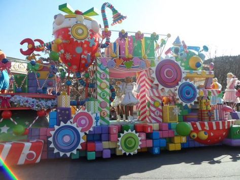 Parade Float Diy, Disney Christmas Parade, Parade Float Supplies, Christmas Parade Floats, Christmas Contests, Parade Ideas, The Grinch Movie, Floating Decorations, Diy Christmas Lights