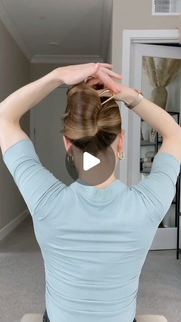 Nichole Ciotti on Instagram: "How I create a French twist using a hair pin! 💁‍♀️ This pin is so versatile and a great alternative to a claw clip or hair elastic. It won’t budge if done correctly! Let me know if you want to see this pin styled in other ways because I’m totally obsessed. #hair #hairtutorial #updo" Kate Middleton New Hair, French Twist Updo, Medium Length Hair Men, French Clip, Hair Elastic, Hair 2024, Updos For Medium Length Hair, Clip Hairstyles, Men Hairstyles