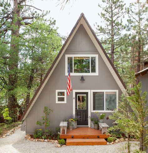 Iron Gray Arctic White Cabin Exterior Colors, Ship House, Best Exterior House Paint, Exterior Color Combinations, Green Shutters, Cabin Exterior, Pintura Exterior, Exterior Color Schemes, Modern Farmhouse Exterior