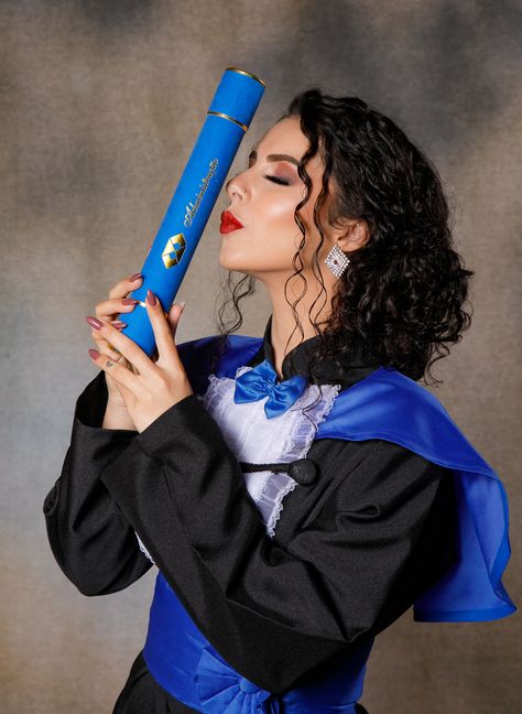 College Graduation Pictures Poses, Show Da Luna, College Graduation Pictures, Graduation Poses, Graduation Picture Poses, Graduation Photoshoot, Graduation Pictures, College Graduation, Picture Poses