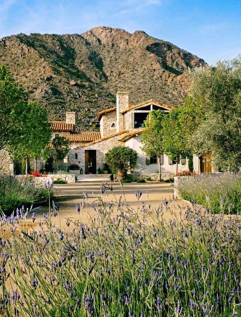 Gorgeous Mediterranean-inspired home in Arizona with mountain backdrop Oz Architects, Houses Mountain, Mediterranean Cottage, Mediterranean Town, Mediterranean Inspired Home, Black Buck, Fire Pit Decor, Paradise Valley Arizona, Mediterranean Mansion