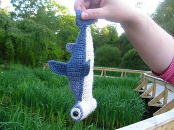 atttention, requin marteau, free crochet critter patterns! Crochet Hammerhead Shark Pattern Free, Shark Sewing, Crochet Sea Creatures, Crochet Shark, Shark Pattern, Crochet Fish, Crochet Mermaid, Crochet Goodies, Crochet Home