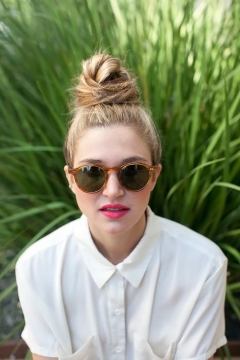 Tutorial Chignon, Summer Hair Tutorials, Messy Top Knot, Hair Knot Tutorial, Top Knot Tutorial, Messy Top Knots, Skincare Ideas, Flamboyant Gamine, Work Hair