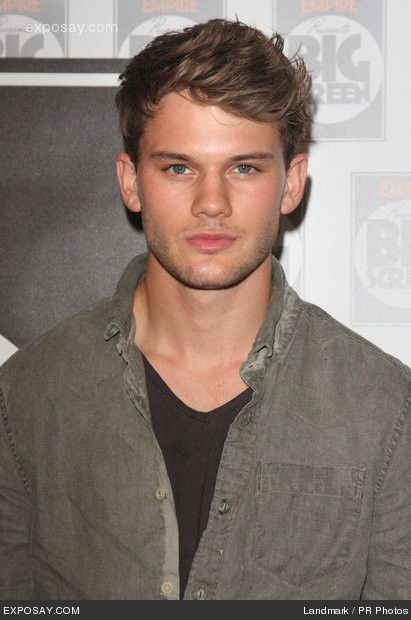 Jeremy Irvine ---a much better actor for the part of Peeta in Hunger Games! @Heidi Parker Chin Dimple, Fallen Saga, Red Queen Victoria Aveyard, Jeremy Irvine, Now Is Good, Lauren Kate, Fallen Series, O2 Arena, Fallen Book