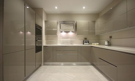 U-shaped kitchen has high gloss kitchen cabinets colours in the light grey aesthetic look. High Gloss Kitchen Cabinets, Gloss Kitchen Cabinets, Modular Kitchen Interior, High Gloss Kitchen, Modular Kitchen Cabinets, Gloss Kitchen, Kitchen Modular, Laminate Kitchen, Kabinet Dapur