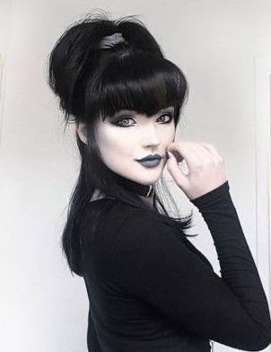 V Bangs, Hair Cut Ideas, Gothic Hairstyles, Creative Hair Color, Goth Hair, Punk Hair, Goth Beauty, Peinados Fáciles Para Cabello Corto, Shot Hair Styles