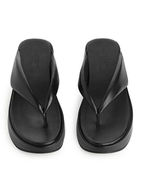 Arket Flatform Thong Sandals Saint Kitts And Nevis, Trending Sandals, Designer Sandals, Thong Sandals, Nappa Leather, Tanning, Black Sandals, Mens Flip Flop, Leather Sandals