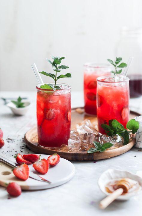 Hibiscus Iced Tea, Keto Cocktails, Peach Ice Tea, Iced Tea Recipes, Strawberry Mint, Summer Tea, Strawberry Puree, Hibiscus Tea, Ginger Ale