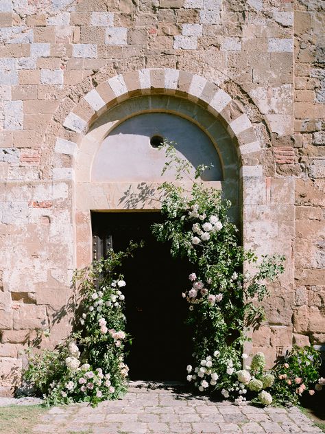 Nature inside the church: the natural growths climb the entrance of the church for Tuscany wedding. Floral Entrance, Hopetoun House, Ceremony Backdrop Outdoor, Backdrop Inspiration, Green Bushes, Church Entrance, Wedding Walk, Floral Arches, Italian Weddings