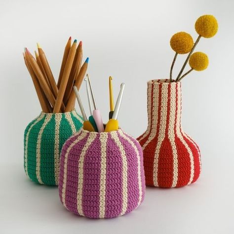 Fiber Art Crochet, Crochet Interior Decor, Cool Crochet Gifts, Crochet Patterns Decor, Modern Crochet Projects, Chrochet Gifts, Crochet Homeware, Crocheted Decor, Vase Crochet