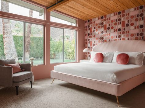 This Palm Springs House Has the Best Mid-Century Decorating Ideas Pink Guest Bedroom, Mid Century Decorating Ideas, Modern Decorating Ideas, Pink Bedside Tables, Palm Springs Interior Design, Modern Decorating, Pink Headboard, Palm Springs House, Spring Interiors