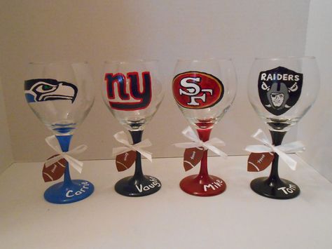 Football Rivals Nfl Crafts, Bling Bedroom, Birthday Baskets, Sangria Bar, Bride Wine Glass, Personalized Wine Bottles, Wine Glass Designs, Diy Wine Glasses, Decorative Bottles