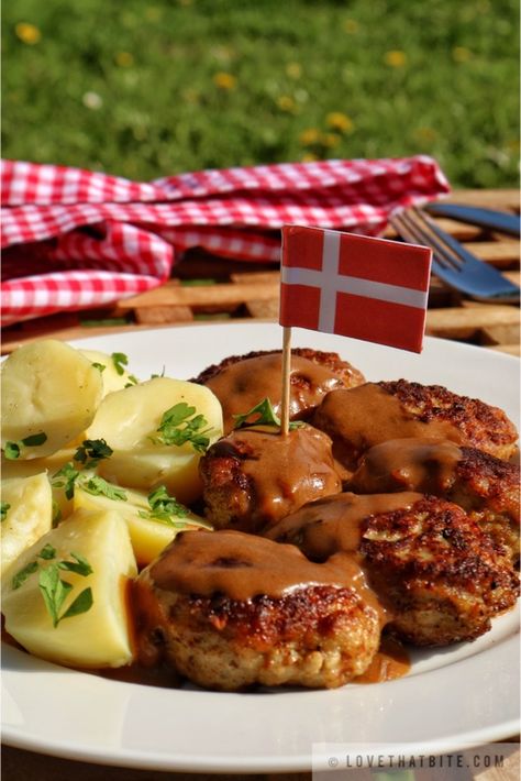 danish, meatballs, brown, sauce, gravy, recipe, frikadeller, brun sovs, how to make, denmark, food, dish, main course, delicious, tasty, scrumptious, best, traditional, authentic, inherited Meatballs With Brown Gravy, Danish Traditions, Danish Meatballs, Denmark Food, Danish Recipes, Danish Cuisine, Recipe For Pork, Sommer Mad, Food Traditional