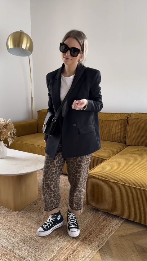 Trendy Mum Outfit, Fall 2024 Going Out Outfits, Fall Maximalist Outfit, Leopard Print Jeans Outfit Street Style, Styling Leopard Pants, Black Pants Fall Outfit, Cheetah Print Jeans Outfit, Animal Print Sweater Outfit, Leopard Trousers Outfit