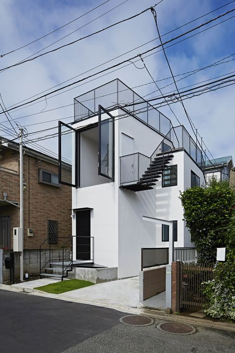 Rooftop House, House Tokyo, Japanese House Design, Restricted Area, Narrow House Designs, Home Designs Exterior, Narrow House Plans, Modern Small House Design, Minimalist House