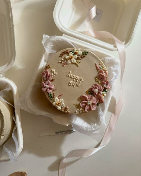 Floral cakes will always look pretty 🌸🤍 #cakeoftheday #cakestagram #cakesoffacebook #aesthetic #minicake #bentocakes #minimalism #floral #birthdaycake #cakeart #cakedecorating #fyp #followers #explorepage #viral #spreadlove #designercakes Aesthetic Smash Cake, Pastry Chocolate, Lavender Cake, Floral Cakes, Birthday Cake Decorating Ideas, Surprise Cake, Crepe Cake, Cake Decorating Ideas, Chocolate Fudge Cake