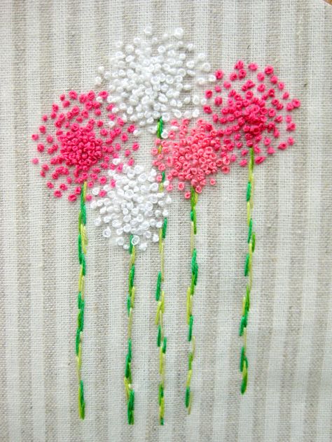 photo French Knot Embroidery, Pola Kristik, French Knot, 자수 디자인, Flower Embroidery, Embroidery Inspiration, Ribbon Embroidery, Embroidery Techniques, Hoop Art