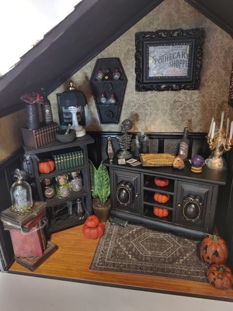 Halloween Haunted House Diy, Spooky Room, Halloween Village Display, Halloween Diorama, Haunted House Diy, Halloween Shadow Box, Dollhouse Halloween, Halloween Apothecary, Witch Room