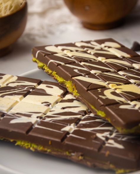 Crunchy, creamy, and chocolatel-y. These will be the best homemade pistachio chocolate bars you'll ever taste! • Get the recipe in the link in my bio :) >> • #viraldesserts #pistachiolovers #pistachio #pistachiochocolate #dubaichocolate #dessertrecipes #homemadechocolatebars #dessertblogger #sweets4dayz #dessertporn Dubai Pistachio Chocolate Bar, Insane Desserts, Kunafa Chocolate, Chocolate Product, Dubai Chocolate, Pistachio Chocolate, Vegan Chocolate Bars, Homemade Chocolate Bars, Chocolate Pistachio