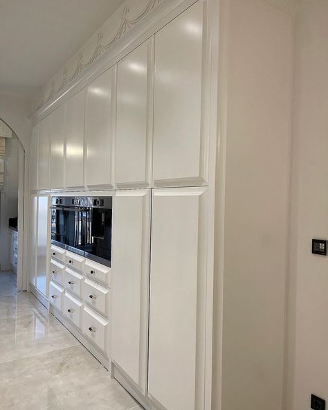 Enzo Cabinet Kitchen, Kitchen Desine, Neo Classic Cabinet Kitchen, Neoclassic Cabinet Kitchen, Kitchen Design Plans, Home Entrance Decor, Entrance Decor, Kitchen Room Design, House Entrance