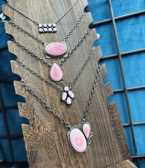 PINK CONCH lovin’ 💗 Pink Conch Jewelry, Blonde Cowgirl, Pink Jewerly, Western Fashion Jewelry, Silversmithing Jewelry, Bday Wishlist, Conch Jewelry, Cowgirl Aesthetic, Western Accessories