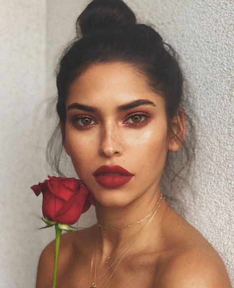 pinterest : charlottehill_☽ ☼ Freckles Photography, Photographie Portrait Inspiration, Beauty Make-up, Younger Looking Skin, Makeup Goals, Red Lipstick, Beauty Make Up, Beauty Inspiration, Makeup Inspo