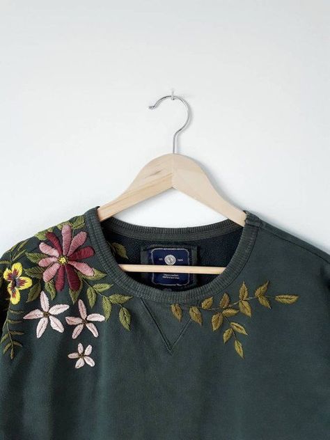 Broderie Anglaise Fabric, Embroidered Crop Tops, Embroidery On Clothes, 자수 디자인, Shirt Embroidery, Embroidered Clothes, Embroidery Fashion, Hand Embroidery Patterns, Embroidery Inspiration