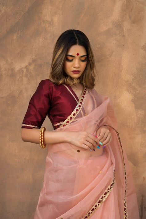 Peach Saree Contrast Blouse, Pomcha Jaipur, Peach Organza Saree, Organza Saree Blouse, Pink Saree Blouse, Peach Color Saree, Saree Organza, Blouse Works, Maroon Saree