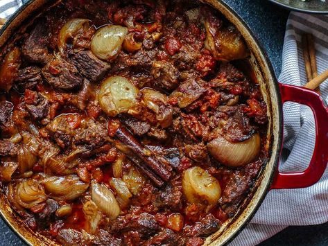 Stifado Recipe, Beef Stifado, Greek Beef, Mediterranean Chicken, Slow Cook, Greek Dishes, Mediterranean Dishes, Bowl Recipe, Christmas Cooking