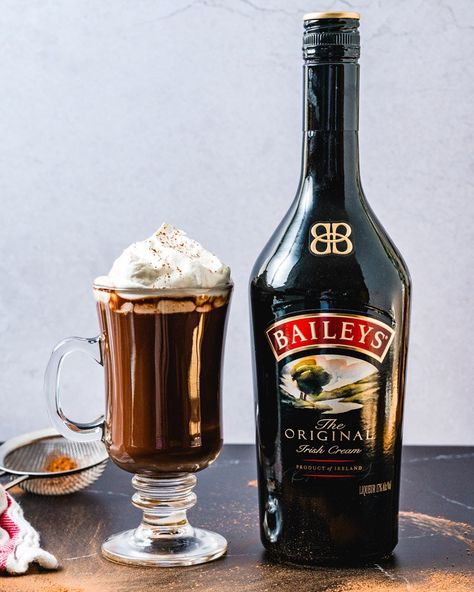 Bailey Drinks, Baileys Alcohol, Hot Chocolate Baileys, Baileys Hot Chocolate, Spiked Hot Chocolate Recipe, Kahlua Hot Chocolate, Baileys Irish Cream Recipes, Baileys Drinks, Baileys Cocktails