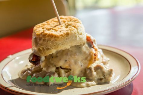 #FunFoodFact The Second Week in September is National Biscuits and Gravy Week   #foodtweeks4foodbanks #calories4good http://foodtweeks.com Bojangles Biscuits, All Food Recipes, Pumpkin Sausage, Creamed Turkey, Crockpot Chicken And Gravy, Chicken And Gravy, English Muffin Recipes, Chicken Salad Wrap, Buttermilk Biscuits Recipe