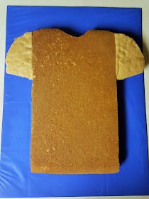 How To Make A Jersey Cake, Steeler Cake Ideas, Jersey Cake Football, Easy Football Cake Ideas, Football Jersey Cake Ideas, Diy Football Cake, Jersey Cake Ideas, Diy Football Jersey, Football Birthday Cakes