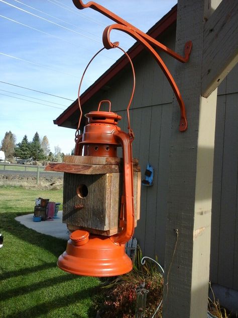 Diy Birdhouse Recycled Repurposed, Teapot Crafts Projects Ideas, Recycled Lantern, Creative Birdhouses, Barn Birdhouses, Diy Birdhouse, Homemade Bird Houses, Bird Houses Ideas, Birdhouse Craft