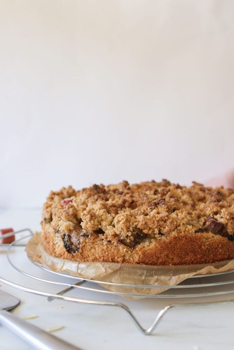 This vegan rhubarb crumble cake is a gluten-free twist on a German classic! Strawberry Buckle, Rhubarb Crumble Cake, Vegan Rhubarb, Rhubarb Coffee Cake, Vegan Crumble, Rhubarb Coffee Cakes, Rhubarb Strawberry, Nutritious Desserts, Cake Gluten Free