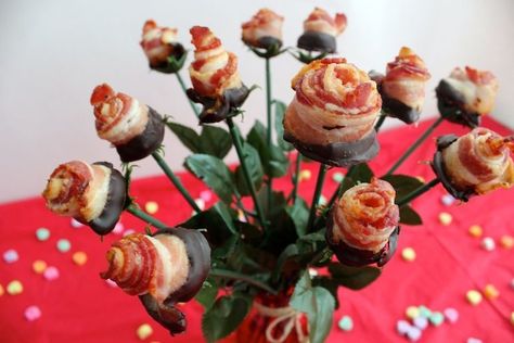 How to Make Chocolate Dipped Maple Bacon Roses Bacon Bouquet, Bacon Roses, Easy Chicken Wing Recipes, Shrimp And Rice Recipes, Coconut Hot Chocolate, Valentines Snacks, Chocolate Bacon, Candied Bacon, Edible Arrangements