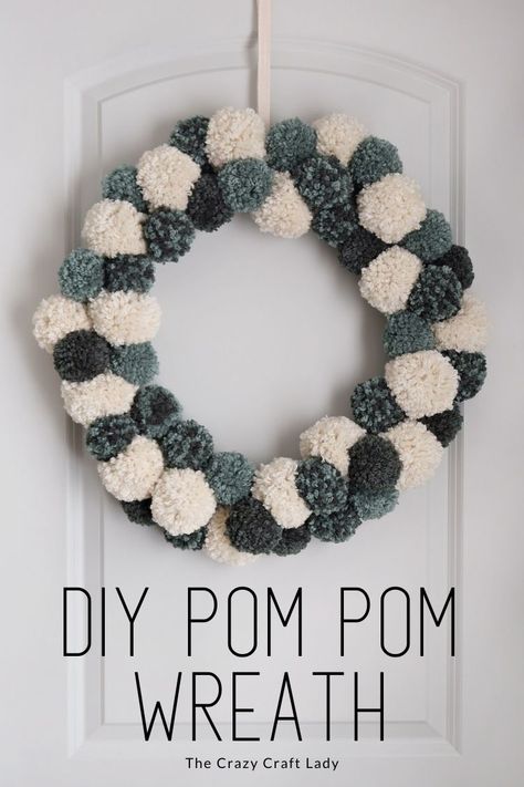 This winter pom pom wreath is super easy to make and even cuter once finished. Winter Crafts For Adults, Winter Craft Projects, Diy Winter Decorations, Christmas Pom Pom Crafts, Diy Christmas Mugs, Winter Diy Crafts, Pom Wreath, Globe Crafts, Winter Wreath Diy